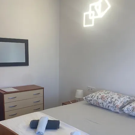 Danijela & Vlado - Two Bedroom With Balcony And Garden View 아파트 로파르