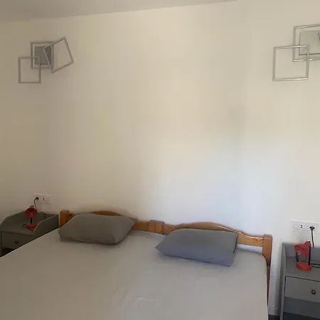 Danijela & Vlado - Two Bedroom With Balcony And Garden View Daire